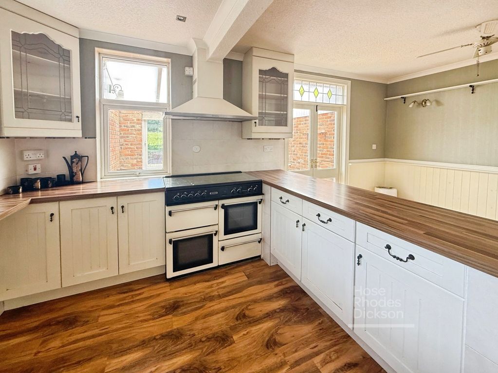 Property photo 3 of 18 Kitchen
