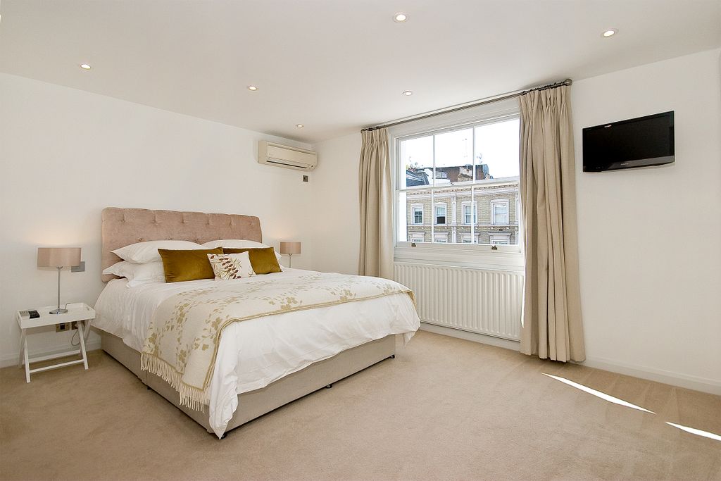 Property photo 3 of 8 4A Montpelier Street-Bed1