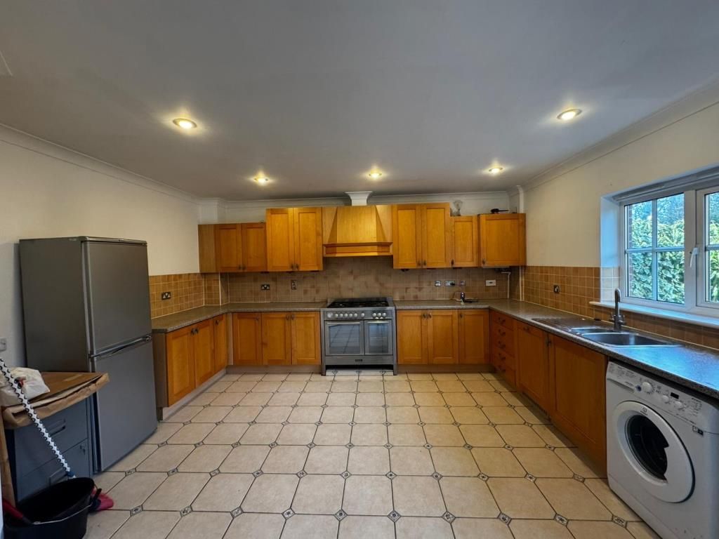 Property photo 3 of 14 Kitchen