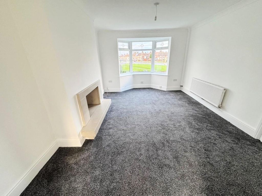 Property photo 3 of 11 Lounge