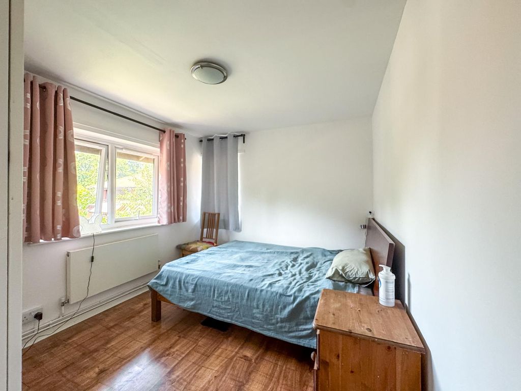 Property photo 1 of 16 Beautiful 2-Bed Home In Friars Mead, London E14
