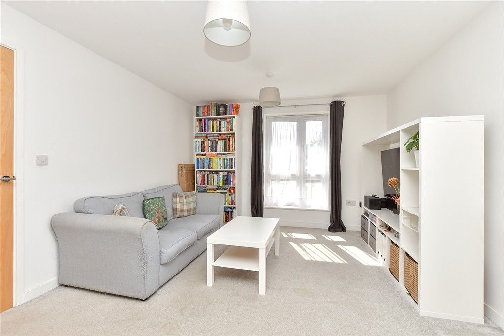 Property photo 2 of 8 Lounge