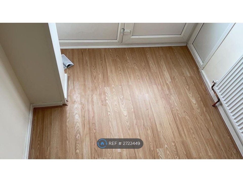 Property photo 2 of 14 Hallway