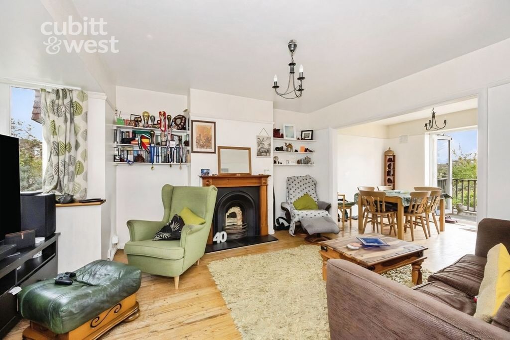 Property photo 2 of 19 Lounge