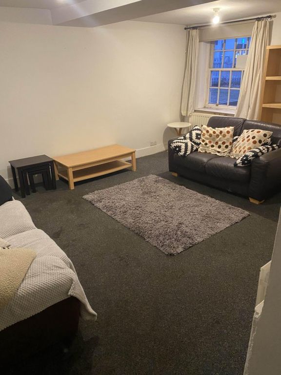 Property photo 2 of 19 30 Wr LV Rm.Jpg