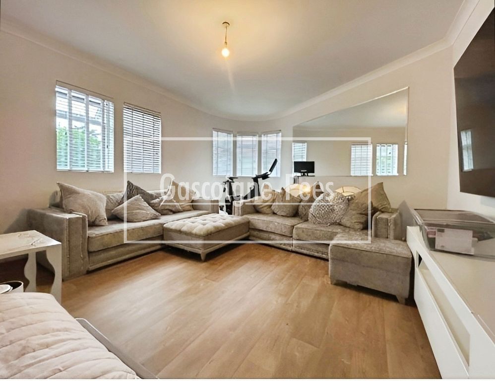 Property photo 1 of 8 Front Room