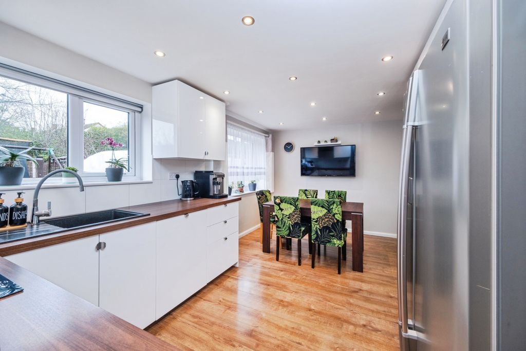 Property photo 2 of 25