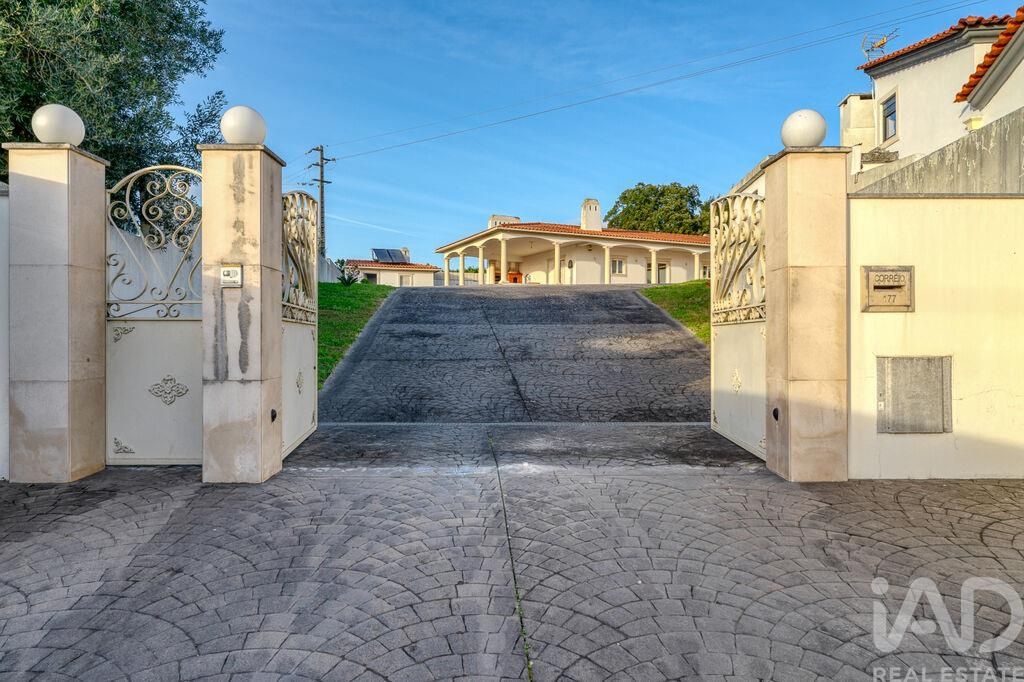 Property photo 1 of 28