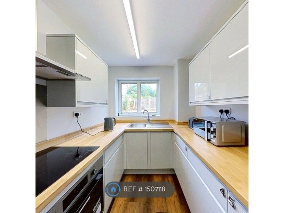 Property photo 2 of 6 Modern Kitchen