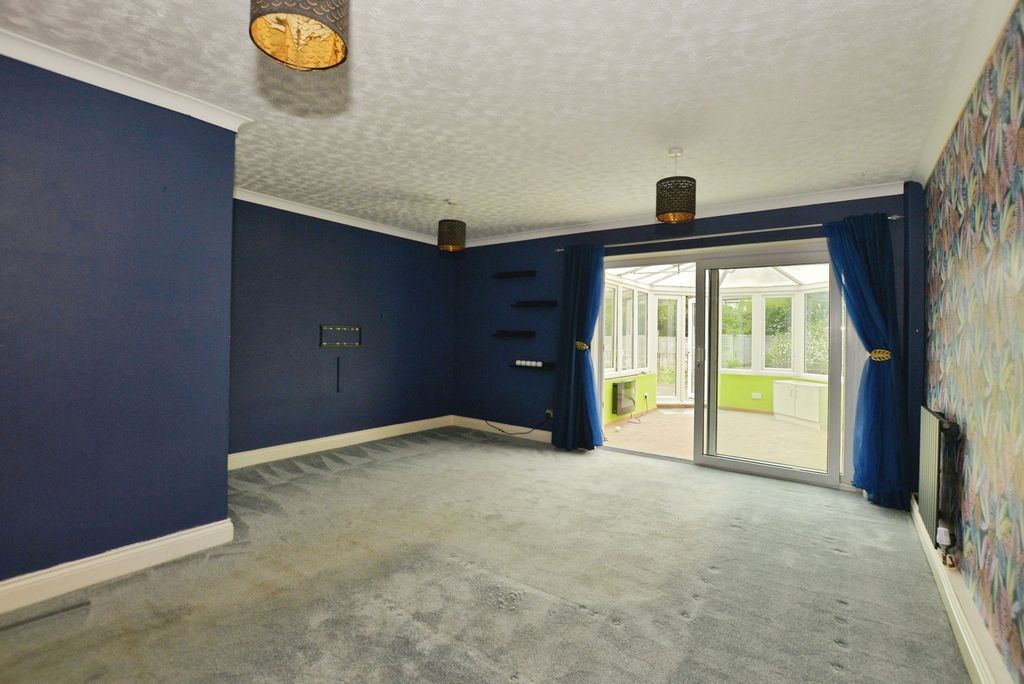 Property photo 3 of 13 Lounge