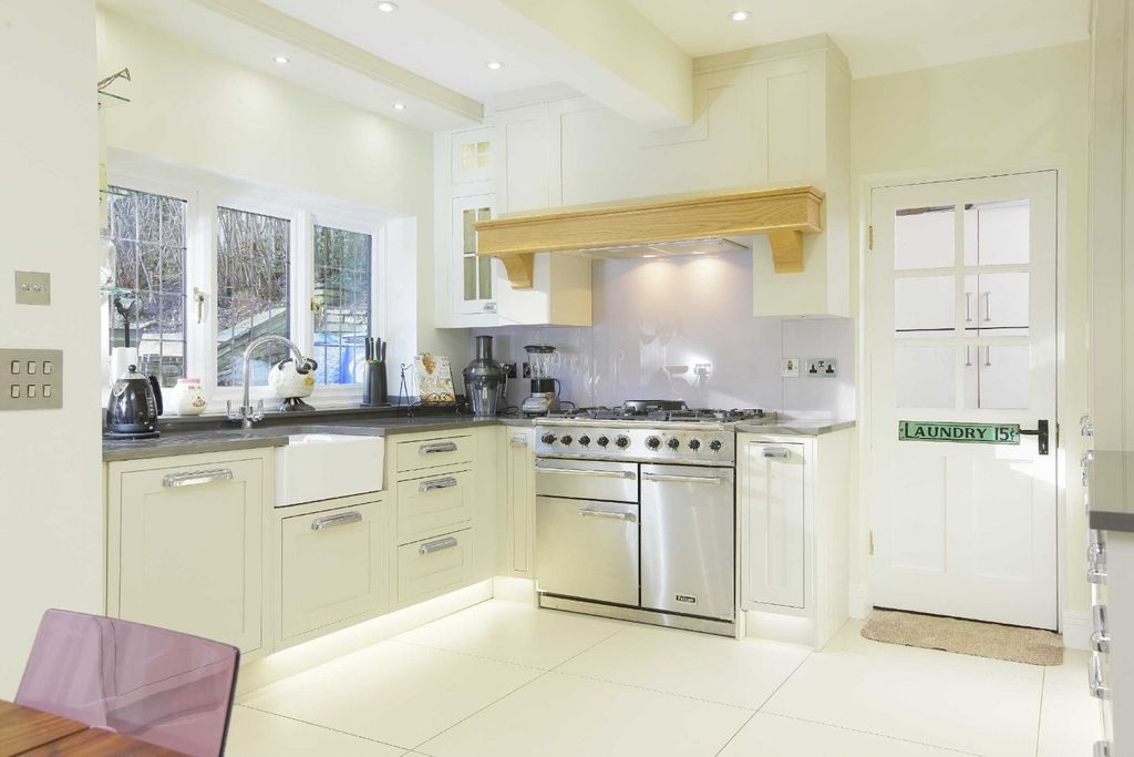 Property photo 3 of 17 Photo 02