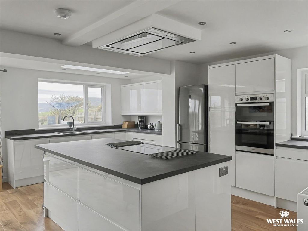 Property photo 3 of 27 Kitchen