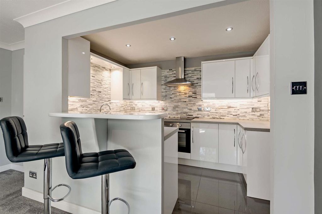 Property photo 3 of 18 Kitchen