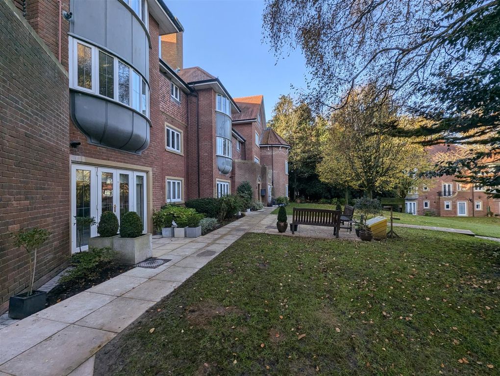 Property photo 1 of 9 Externally