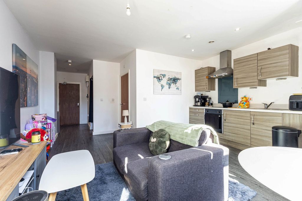 Property photo 3 of 13 Living / Kitchen