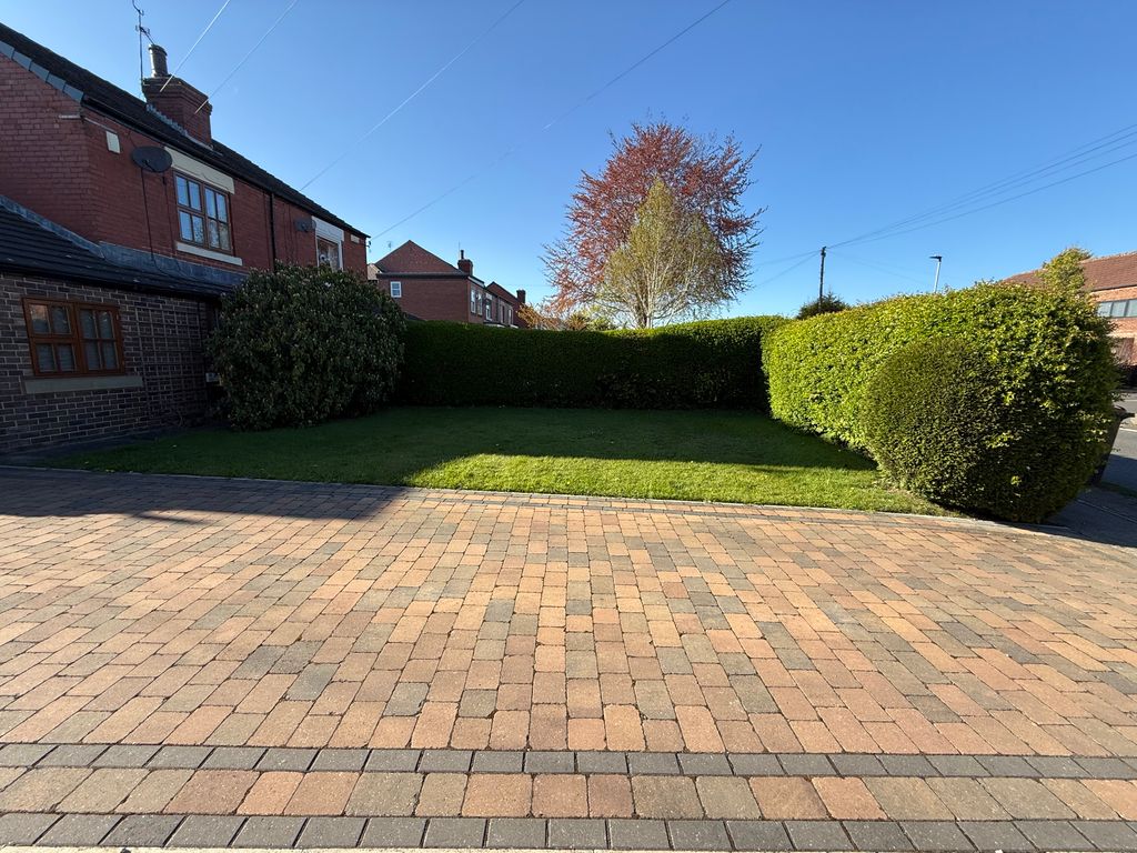 Property photo 2 of 28 Front Garden