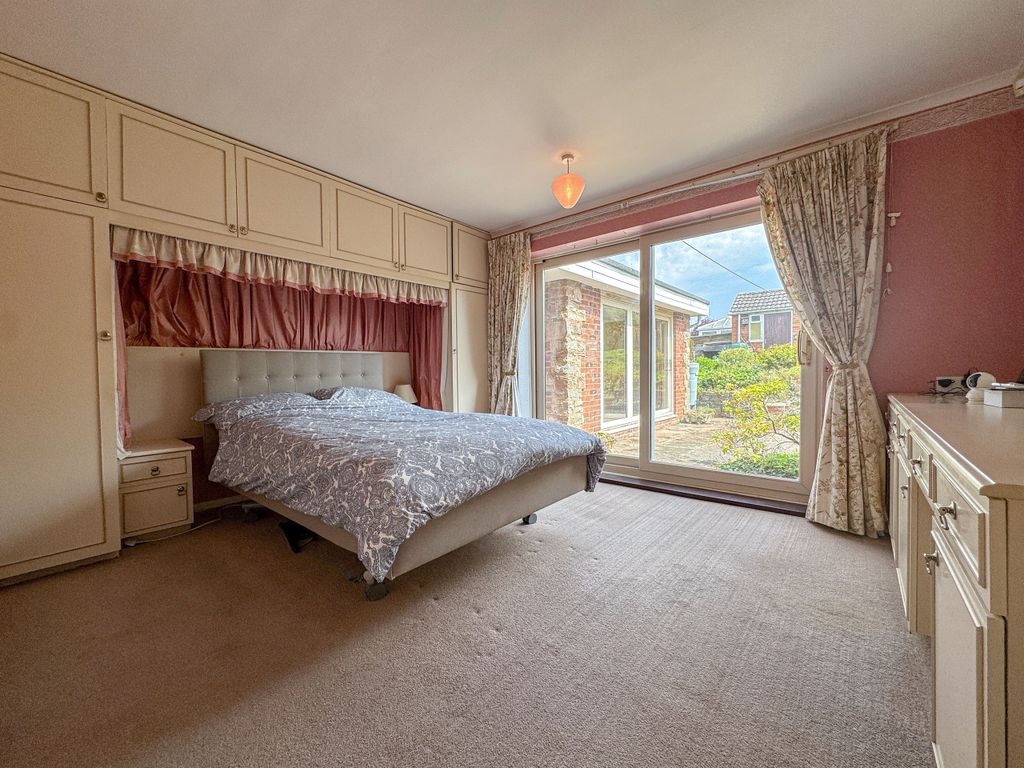 Property photo 3 of 17 Bed 1