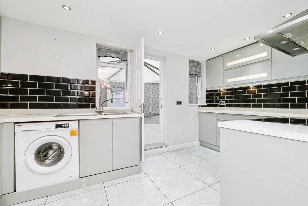 Property photo 2 of 20 Kitchen