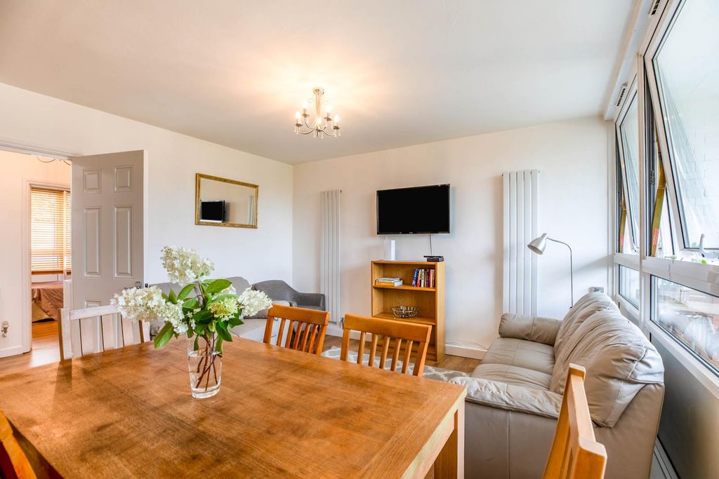 Property photo 3 of 10 43 Albany Rece.Jpg