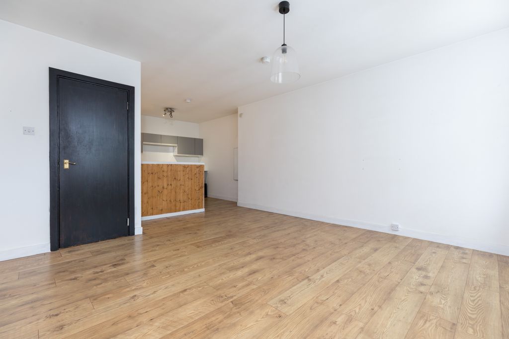 Property photo 3 of 13 125 Bell Street_006