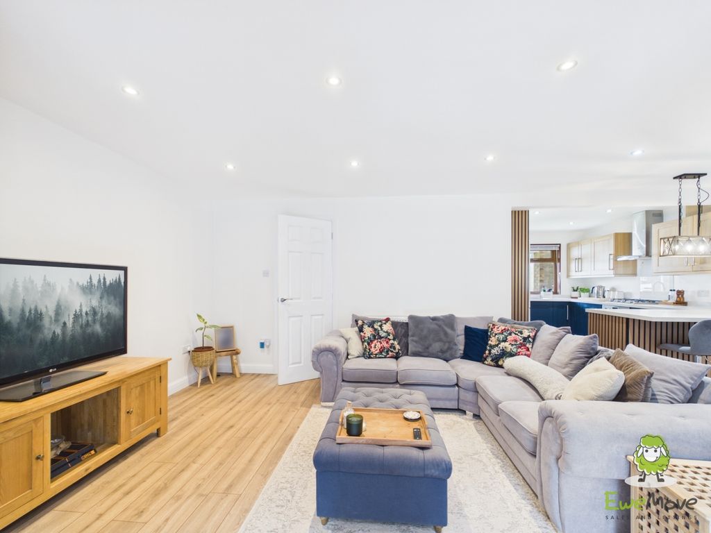 Property photo 3 of 31 Ewemove Estate Agents Basingstoke - Sibelius Close