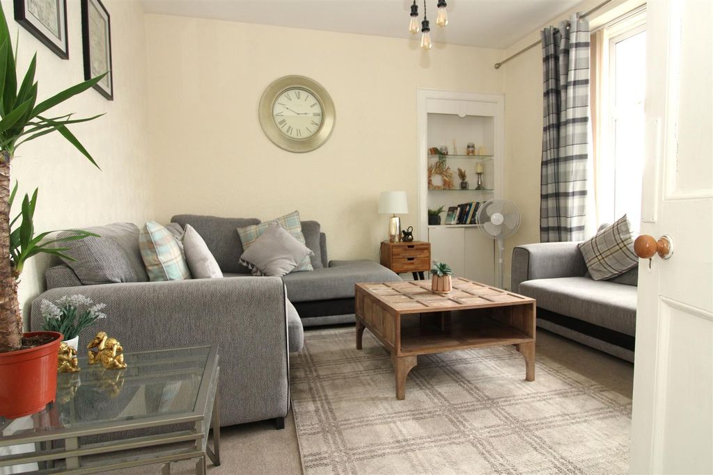 Property photo 2 of 6 Lounge