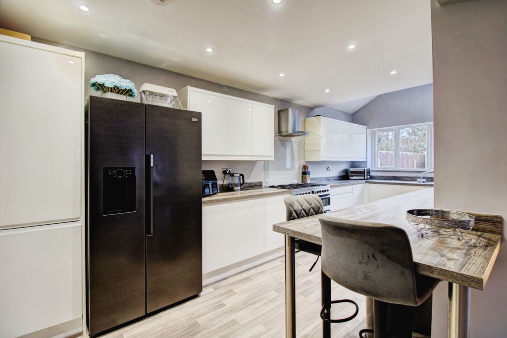 Property photo 3 of 20 Kitchen & Breakfast Bar