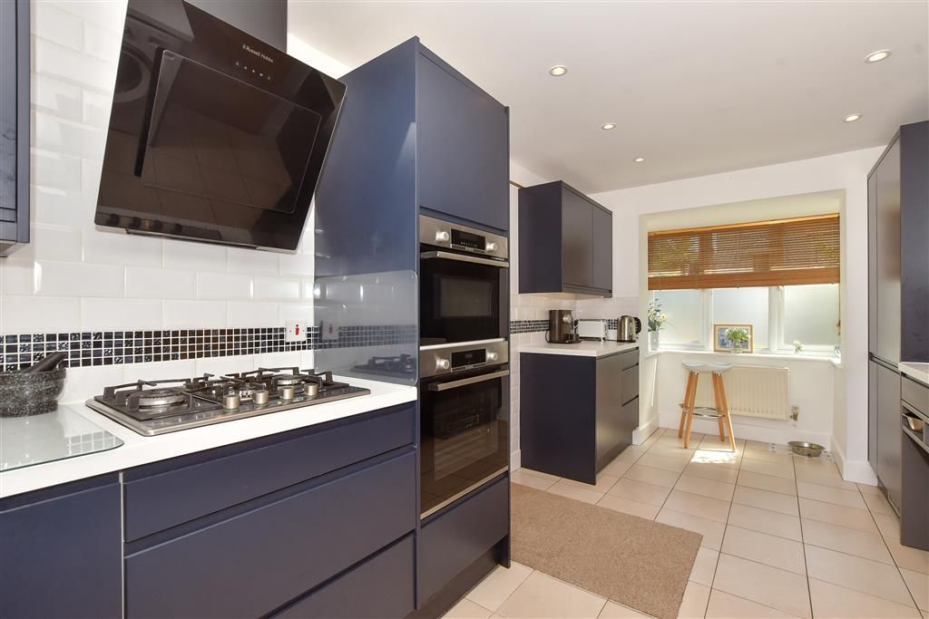 Property photo 3 of 11 Kitchen