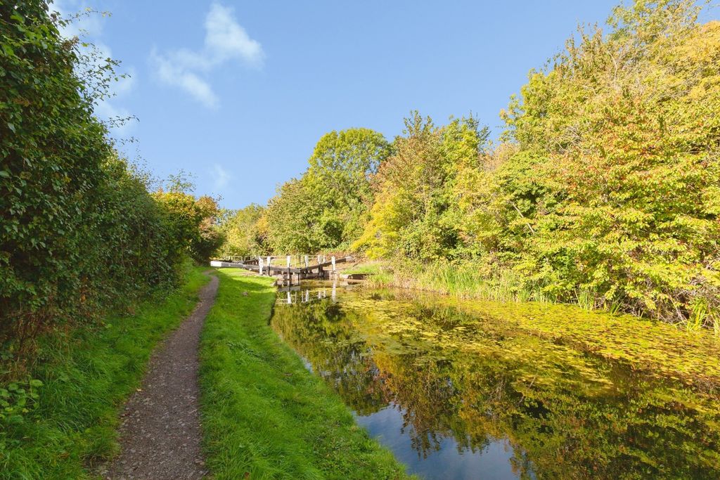 Property photo 2 of 21 Canal