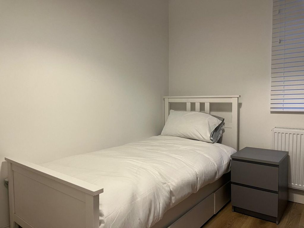 Property photo 2 of 8 Bedroom