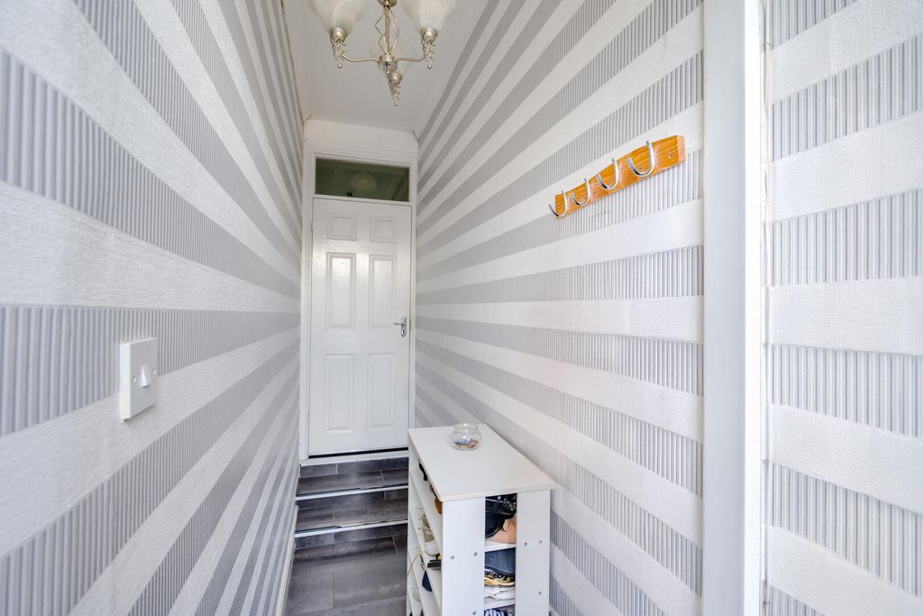 Property photo 2 of 21 Hallway