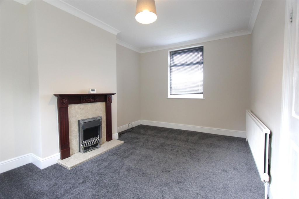 Property photo 2 of 10 1. Front Room .Jpg