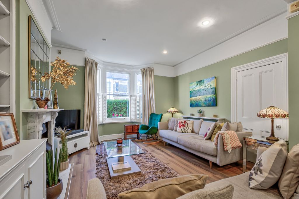 Property photo 1 of 18 Living Area