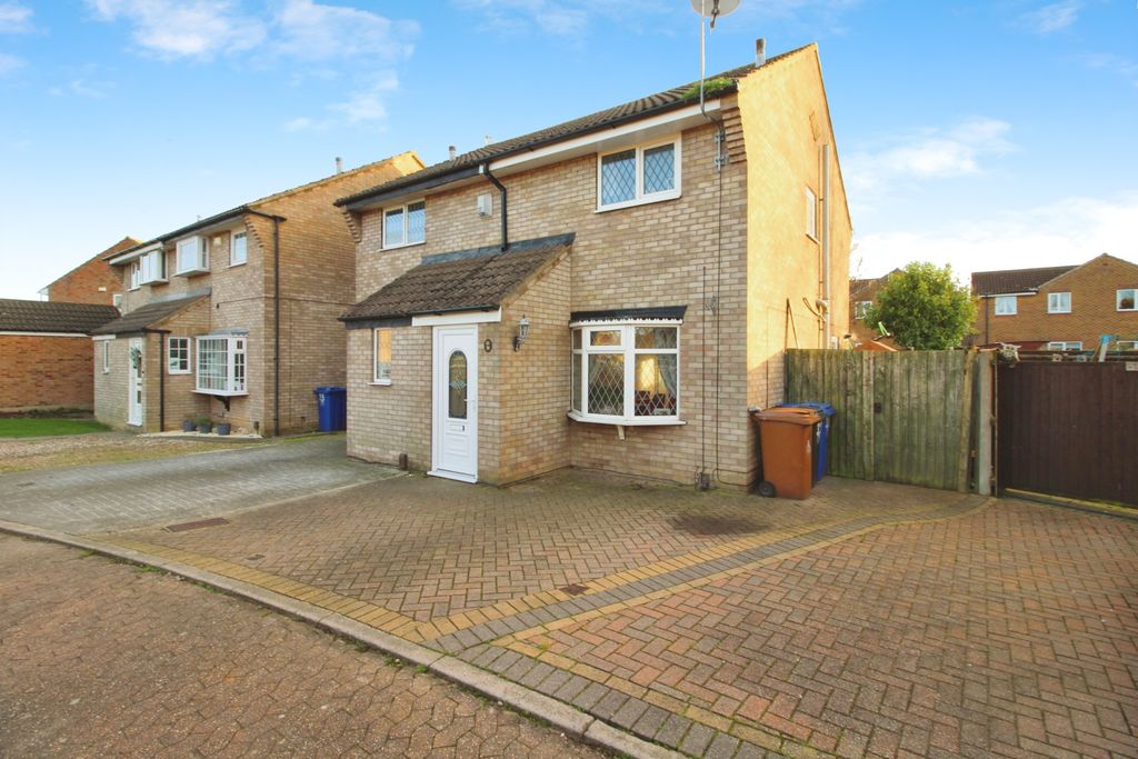 Property photo 1 of 15 Front Driveway