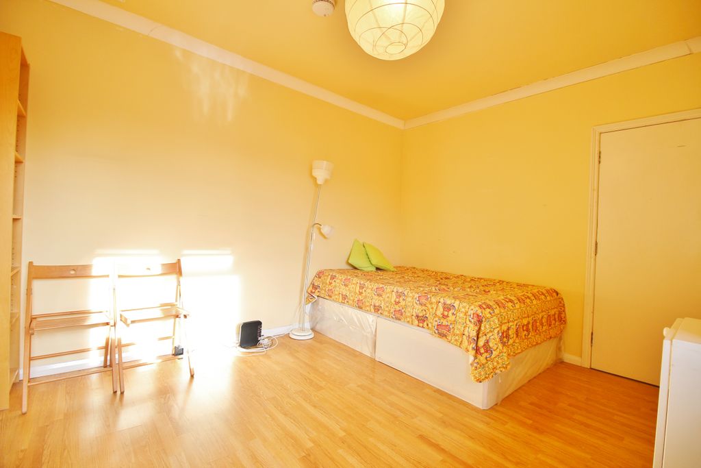 Property photo 2 of 5 Lounge / Bedroom