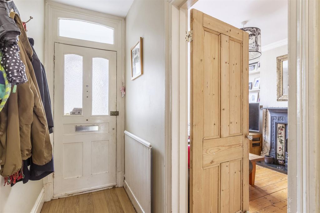 Property photo 2 of 26 Entrance Hall