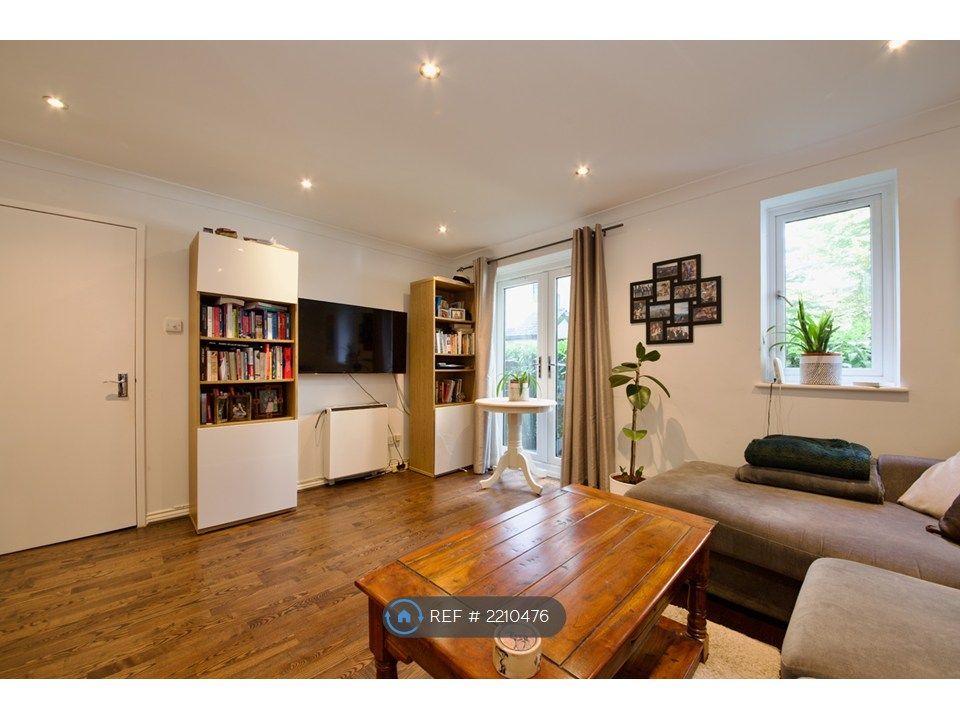Property photo 3 of 12 Lounge