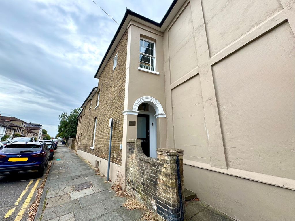 Property photo 1 of 13 New London Road, Chelmsford, Essex, CM2 0Ae