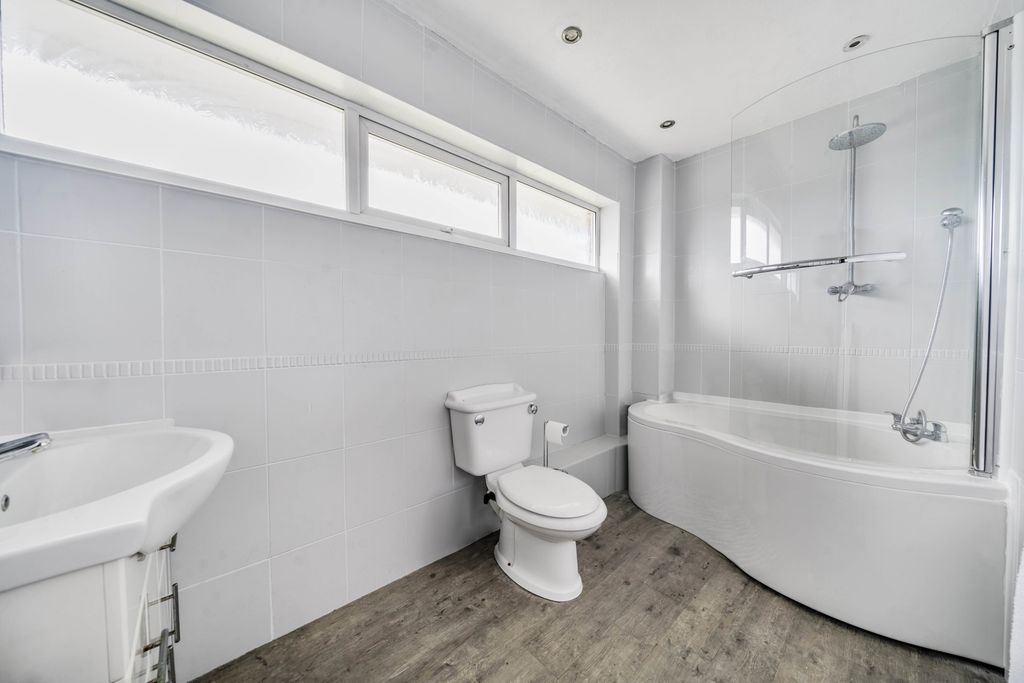 Property photo 3 of 21 Bathroom