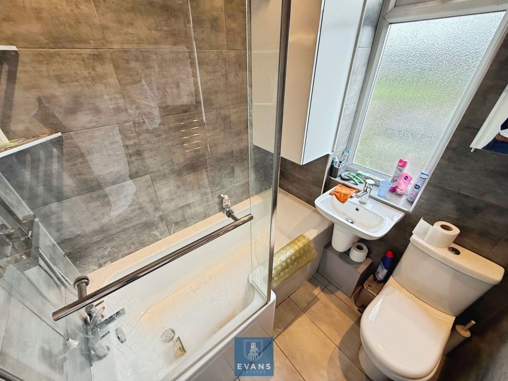 Property photo 2 of 18 Bathroom