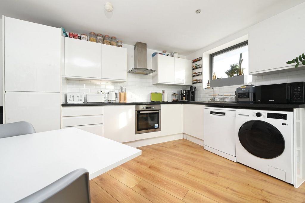 Property photo 3 of 19 Kitchen