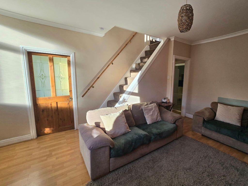 Property photo 3 of 18 Lounge