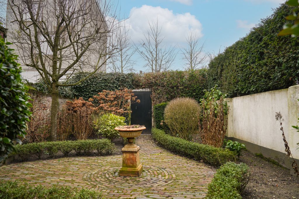 Property photo 2 of 62