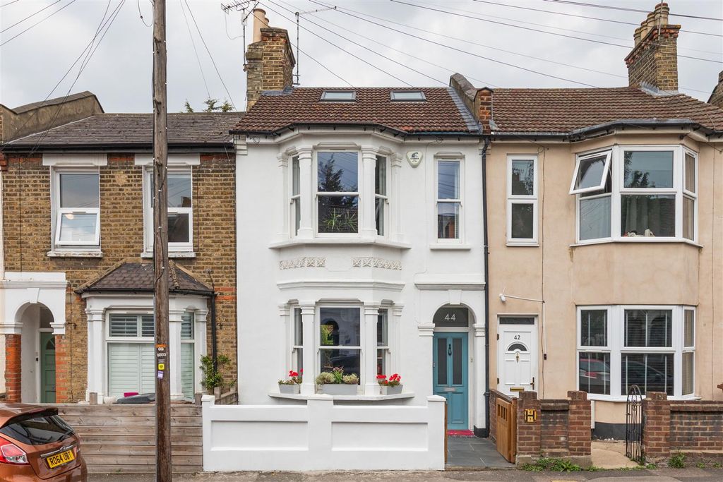 Property photo 1 of 40 Spruce Hills Road, E17