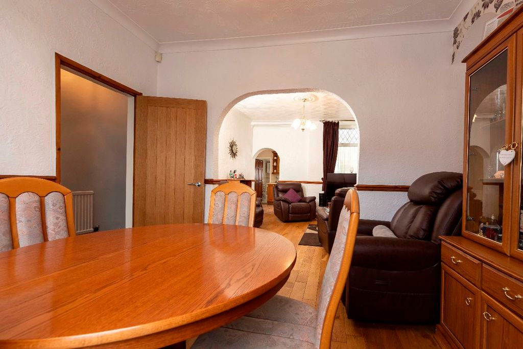 Property photo 3 of 27