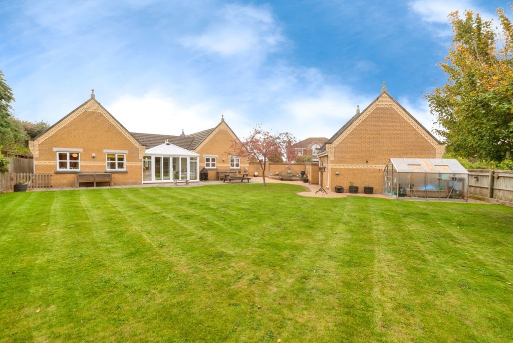 Property photo 2 of 28 18_Oak_Way-40