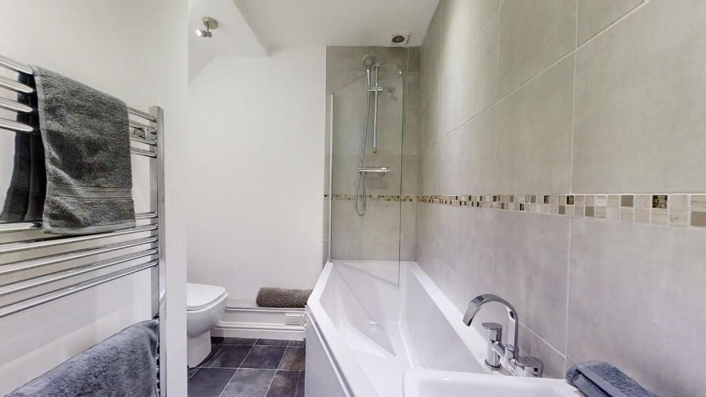 Property photo 2 of 12 A Modern Bathroom Suite Featuring A Spacious Batht...