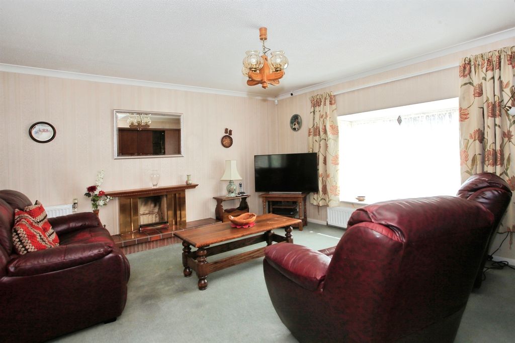 Property photo 2 of 17 Lounge