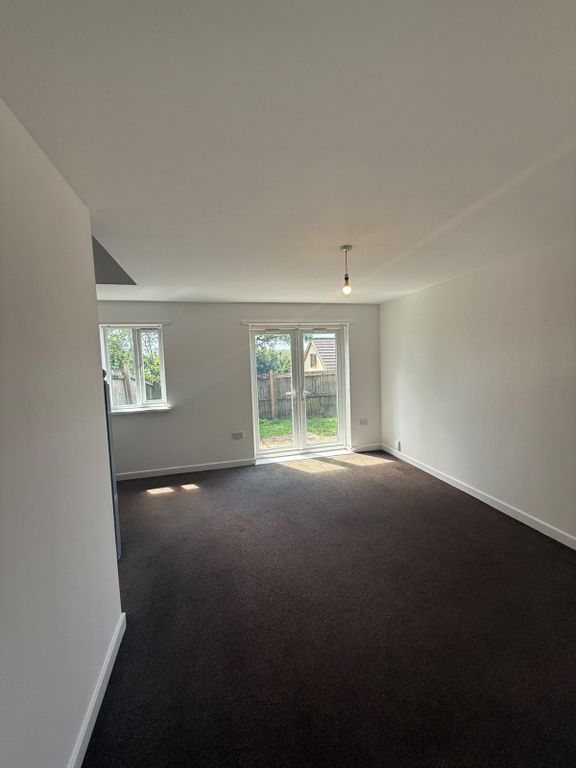 Property photo 1 of 8 Terraced For Rent