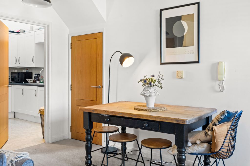 Additional image 8 of 2 bed flat for saleRef: Sb - Glovers Road, Reigate RH2